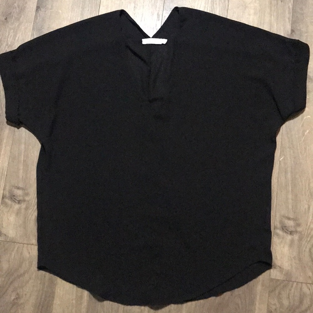 💜4/$10 3/$8  Black Francesca’s V neck top